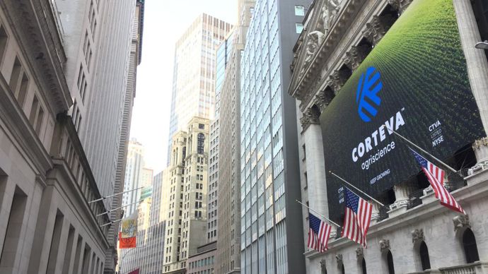 Wall Street s’est paré des couleurs de Corteva en ce lundi 3 juin. Corteva s’est également affiché à grande échelle dans tout New York. © L. PETIT